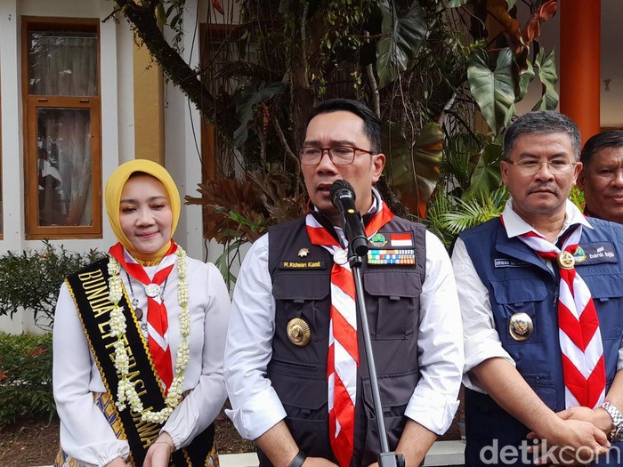 Gubernur Jabar Ridwan Kamil saat melakukan kunjungan ke SMA di Sumedang.