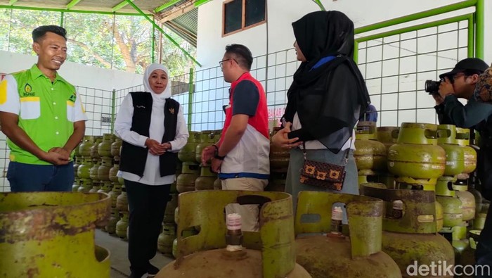 Gubernur Khofifah mengecek persediaan elpiji 3 kg