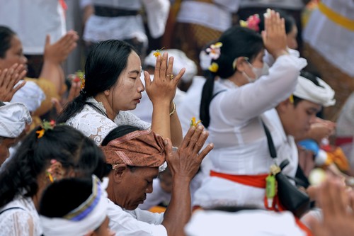 Umat Hindu bersembahyang saat Hari Raya Galungan di Denpasar, Bali, Rabu (2/8/2023). Persembahyangan itu dilakukan untuk merayakan Hari Galungan sebagai hari kemenangan kebenaran (Dharma) atas kejahatan (Adharma) yang dirayakan setiap enam bulan sekali. ANTARA FOTO/Fikri Yusuf/Spt.