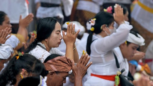 Umat Hindu bersembahyang saat Hari Raya Galungan di Denpasar, Bali, Rabu (2/8/2023). Persembahyangan itu dilakukan untuk merayakan Hari Galungan sebagai hari kemenangan kebenaran (Dharma) atas kejahatan (Adharma) yang dirayakan setiap enam bulan sekali. ANTARA FOTO/Fikri Yusuf/Spt.