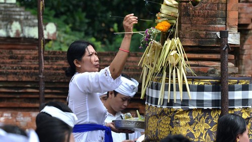 Umat Hindu bersembahyang saat Hari Raya Galungan di Denpasar, Bali, Rabu (2/8/2023). Persembahyangan itu dilakukan untuk merayakan Hari Galungan sebagai hari kemenangan kebenaran (Dharma) atas kejahatan (Adharma) yang dirayakan setiap enam bulan sekali. ANTARA FOTO/Fikri Yusuf/Spt.