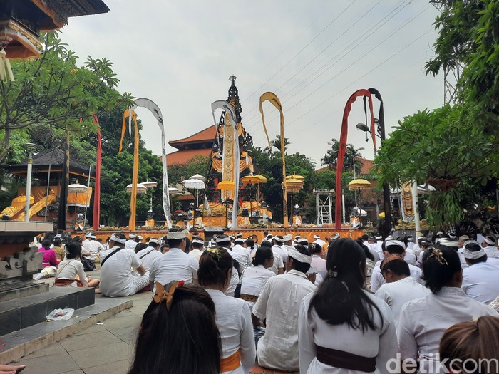 Hari Raya Galungan di Pura Adhitya Jaya Jakarta Hari Raya Galungan di Pura Adhitya Jaya Jakarta