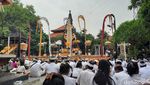 Potret Umat Hindu Jakarta Rayakan Galungan di Pura Rawamangun
