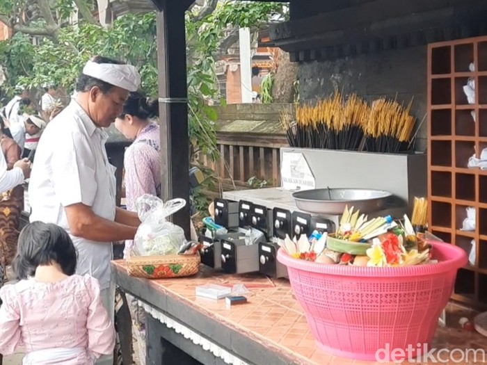 Hari Raya Galungan di Pura Adhitya Jaya Jakarta