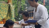 Dalam ritual sembahyang Galungan di Pura Rawangun, umat Hindu dipandu pedanda melakukan puja tri sandya, panca sembah, dan tirta amerta. Setelah itu umat Hindu di mendengarkan dharma wacana (khotbah). Foto: Putu Intan/detikcom