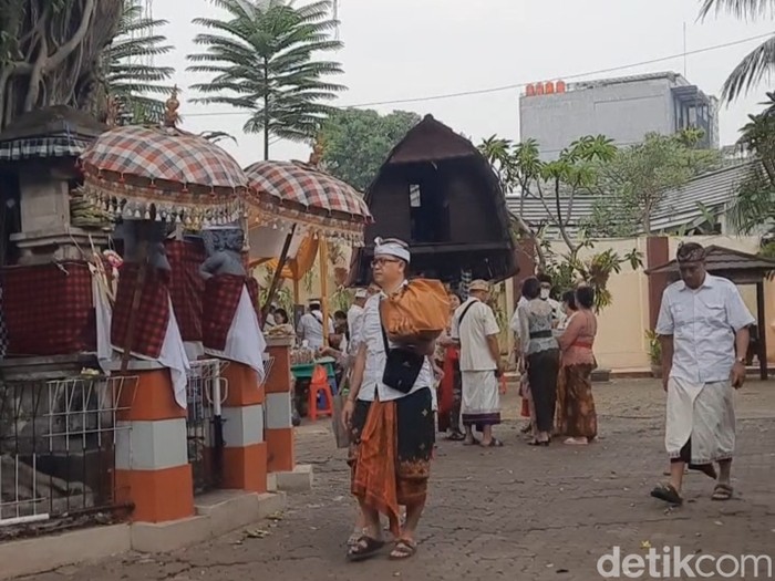 Hari Raya Galungan di Pura Adhitya Jaya Jakarta