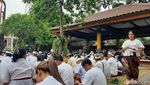 Potret Umat Hindu Jakarta Rayakan Galungan di Pura Rawamangun