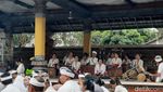 Potret Umat Hindu Jakarta Rayakan Galungan di Pura Rawamangun