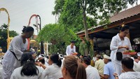 Umat Hindu yang datang ke sini umumnya datang bersama keluarga. Berbeda dengan masa COVID-19 di mana kunjungan ke pura dibatasi, pada perayaan Galungan kali ini umat lebih bebas beribadah dalam jumlah banyak.Foto: Putu Intan/detikcom