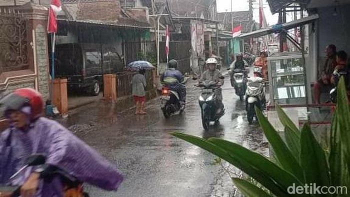 Hujan yang tetiba mengguyur kawasan Kota Malang