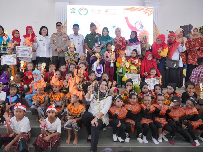Ikuti Semarak Anak Edukatif Fest di Klaten Disdik Kabupaten Klaten bersama Dharma Wanita Persatuan Kabupaten Klaten menggelar festival Semarak Anak Edukatif. Kegiatan ini diikuti ratusan siswa PAUD/TK dari 26 Korwil Pendidikan
se-Kabupaten Klaten.