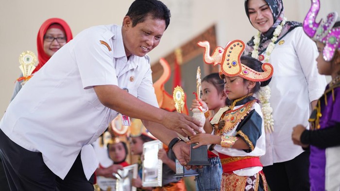 Disdik Kabupaten Klaten bersama Dharma Wanita Persatuan Kabupaten Klaten menggelar festival Semarak Anak Edukatif. Kegiatan ini diikuti ratusan siswa PAUD/TK dari 26 Korwil Pendidikan
se-Kabupaten Klaten.