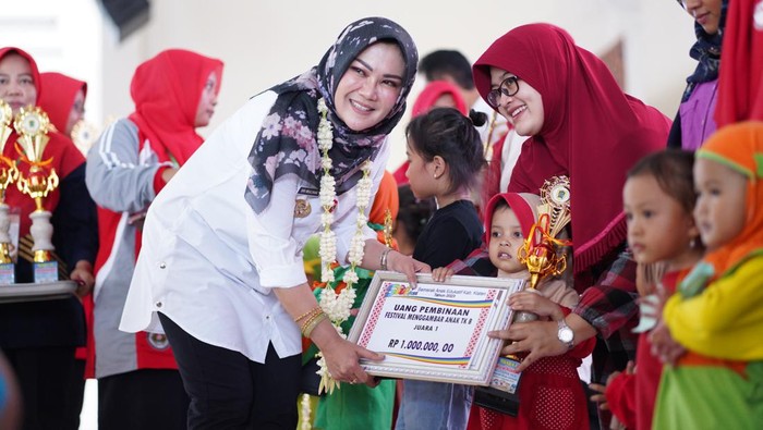 Disdik Kabupaten Klaten bersama Dharma Wanita Persatuan Kabupaten Klaten menggelar festival Semarak Anak Edukatif. Kegiatan ini diikuti ratusan siswa PAUD/TK dari 26 Korwil Pendidikan
se-Kabupaten Klaten.