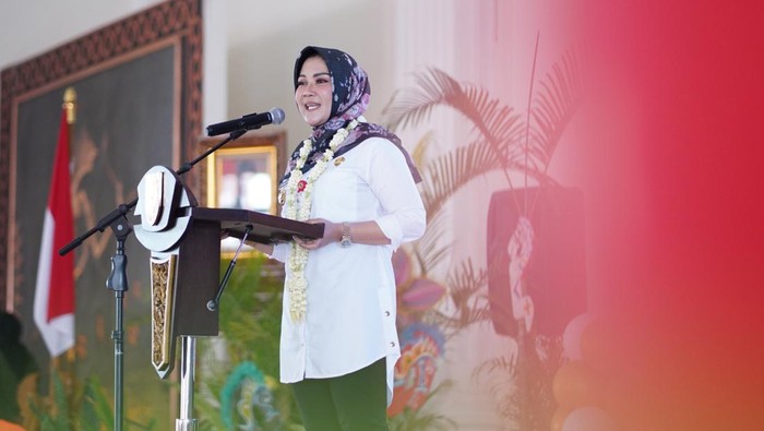 Disdik Kabupaten Klaten bersama Dharma Wanita Persatuan Kabupaten Klaten menggelar festival Semarak Anak Edukatif. Kegiatan ini diikuti ratusan siswa PAUD/TK dari 26 Korwil Pendidikan
se-Kabupaten Klaten.