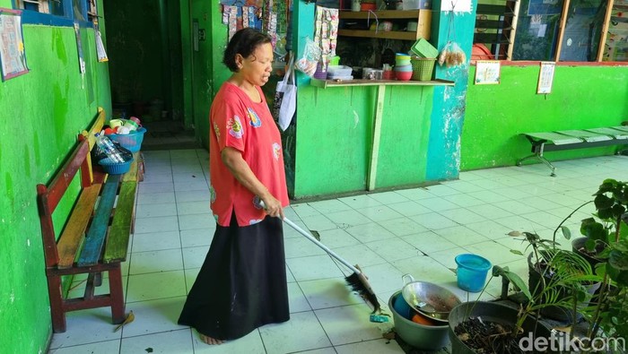 Istri pria obesitas di Jalan Pogot Surabaya.