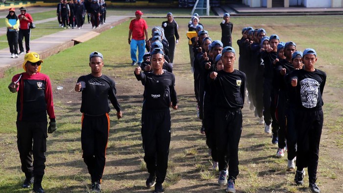 Sejumlah calon anggota Pasukan Pengibar Bendera (Paskibraka) mengikuti latihan baris berbaris di Lapangan Salero, Kota Ternate, Maluku Utara, Selasa (2/8/2023). Paskibraka yang terdiri atas pelajar terpilih dari sejumlah sekolah di Ternate tersebut melakukan latihan sekitar satu bulan untuk mempersiapkan HUT ke-78  Kemerdekaan Republik Indonesia. ANTARA FOTO/Andri Saputra/hp.