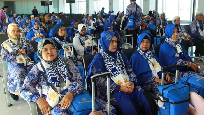 Jemaah umrah yang terbang perdana di Bandara Semarang, Selasa (1/8/2023).