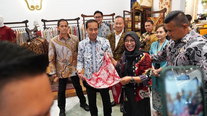 Jokowi sambangi nasabah PNM yang ikuti pameran batik.