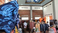 Batik khas Kabupaten Kuningan, Jawa Barat memiliki beragam motif unik dan cantik. Umumnya corak ini diambil dari tiga ikon populer di Kuningan seperti Ikan Dewa, Bokor Emas dan Kuda Kuningan. (Fathnur Rohman/detikJabar)