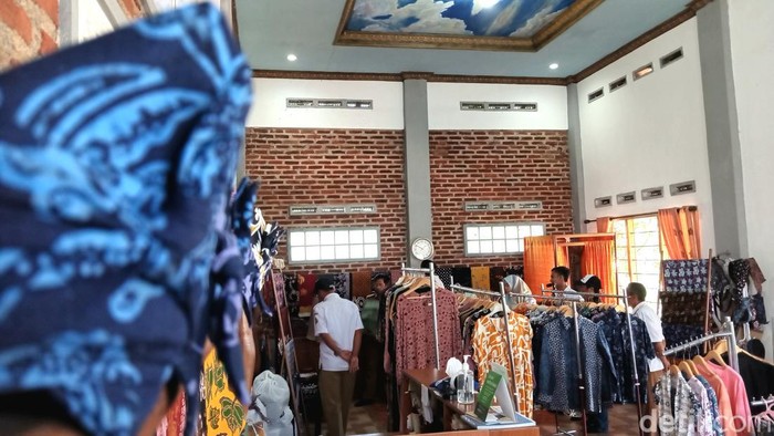 Kain batik khas Kuningan. Kain batik khas Kuningan.