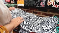 Motif-motif batik khas Kuningan yang terlihat cantik dan menawan ini pertama kali dikembangkan oleh Emay Marsiti dan suaminya, Sutisna. Keduanya mendirikan butik bernama Nisya Batik pada 2008. (Foto: Fathnur Rohman/detikJabar).