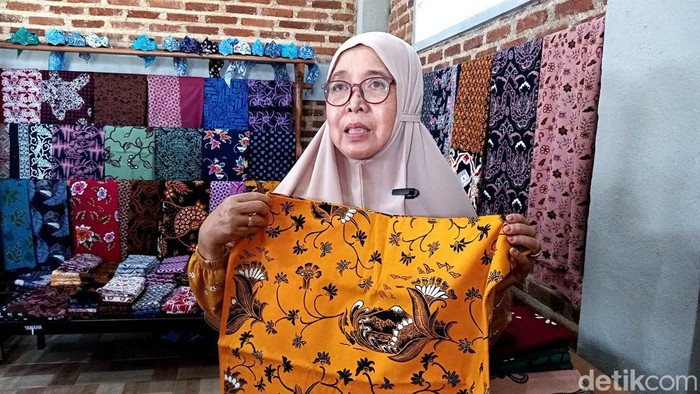 Kain batik khas Kuningan.