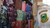 Nisya Batik yang berolkasi di Desa Cikubangsari, Kabupaten Kuningan menjual berbagai varian produk berbahan dasar batik seperti baju kemeja, daster emak-emak, tas hingga batik tulis. Semua busana ini dijual dengan harga Rp 100 ribu sampai Rp 1 juta. (Foto: Fathnur Rohman/detikJabar).  