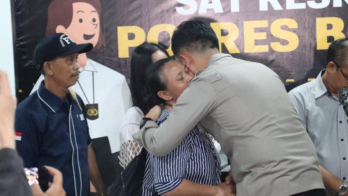 Kapolres Bogor AKBP Rio Wahyu Anggoro mencium tangan ibunda Bripda IDF alias Bripda ID, polisi yang meninggal usai tertembak rekannya Bripda IM. (dok Ist)