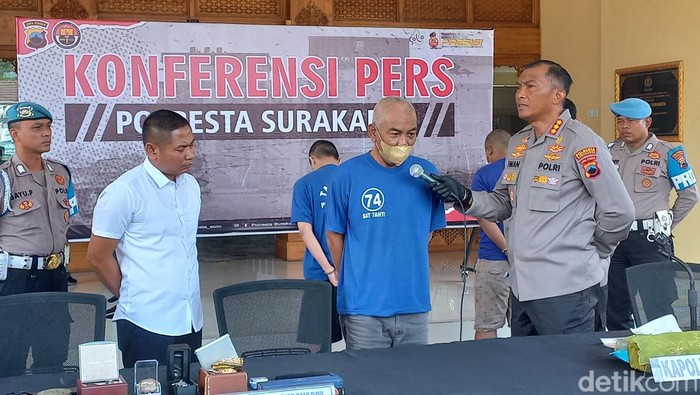 Kapolres Solo Kombes Iwan Saktiadi saat konfrensi pers kasus pencurian mobil di Mapolresta Solo, Rabu (2/8/2023).