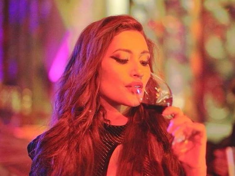 Karenina Anderson Doyan Minum Wine dan Kulineran Seru