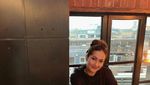 Karenina Anderson Doyan Minum Wine dan Kulineran Seru