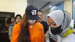 Penampakan Karenina Anderson Berbaju Tahanan