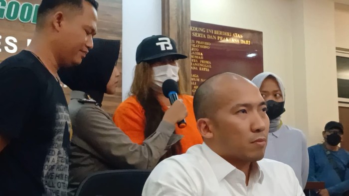 Karenina Anderson Karenina Anderson dihadirkan polisi di Polres Metro Jakarta Selatan.