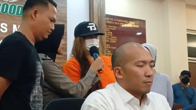 Penampakan Karenina Anderson Berbaju Tahanan