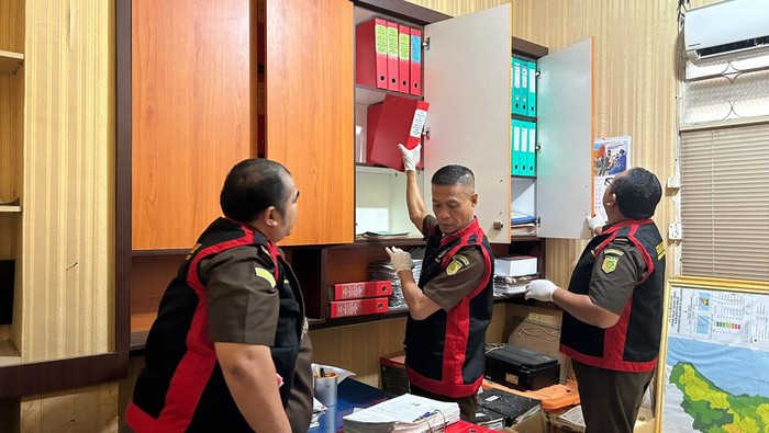 Kejati Sulsel geledah kantor BPN Wajo terkait  dugaan korupsi pembebasan lahan Bendungan Paselloreng. Dokumen Istimewa