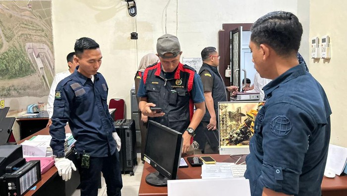 Kejati Sulsel menggeledah kantor BBWS Pompengan Jeneberang.