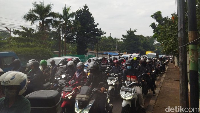 Kemacetan di Jl Raya Bogor, Cijantung, Jaktim, Rabu (2/8/2023) (Kurniawan Fadilah/detikcom)