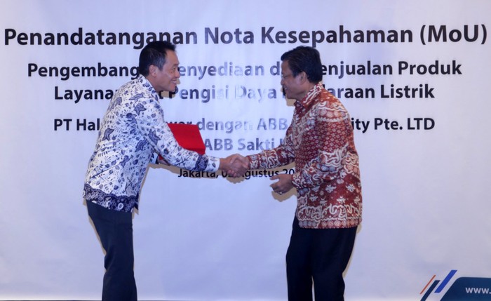 Kembangkan Infrastruktur Pengisi Daya Kendaraan Listrik ABB menjalin kerja sama dengan anak usaha PLN, Haleyora Power untuk mengembangkan infrastruktur dan menyediakan Stasiun Pengisian Kendaraan Listrik Umum (SPKLU) di Indonesia.
