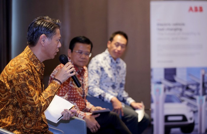Kembangkan Infrastruktur Pengisi Daya Kendaraan Listrik ABB menjalin kerja sama dengan anak usaha PLN, Haleyora Power untuk mengembangkan infrastruktur dan menyediakan Stasiun Pengisian Kendaraan Listrik Umum (SPKLU) di Indonesia.