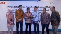 Isral, PLT Direktur Utama PT Haleyora Power; Gerard Chan, President Director & Country Holding Officer ABB Indonesia; dan Weejin Lee, APAC Regional Lead ABB E-Mobility menandatangani Nota Kesepahaman antara PT ABB Sakti Industri, ABB E-mobility Pte. Ltd dan PT Haleyora Power (anak usaha PT PLN). Momen penting ini disaksikan oleh Ririn Rachmawardini, EVP Pengembangan Produk Niaga PT PLN (Persero), Erick Purwanto, Wakil Presiden Direktur ABB Indonesia, dan Diksi Erfani Umar, Direktur Operasi PT Haleyora Power dalam rangka menjajaki berbagai peluang pengembangan infrastruktur pengisi daya kendaraan listrik di Indonesia, Rabu (2/8/2023).