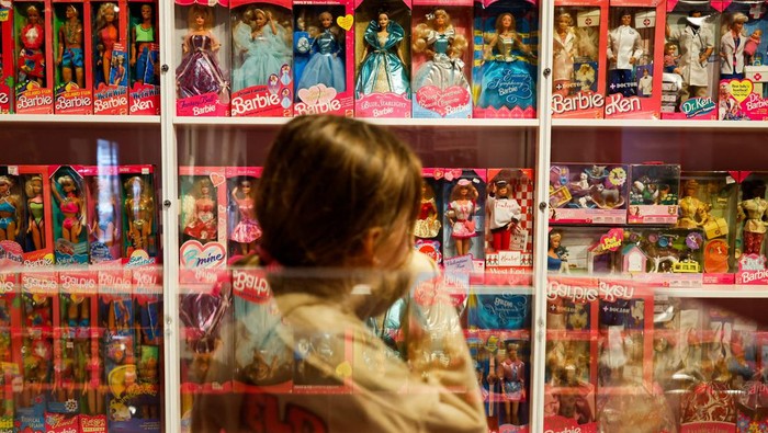 Barbie dolls are displayed as people walk behind in The Barbie Collector exhibition at The Wellington Museum, in Wellington, New Zealand July 29, 2023. REUTERS/Amanda Perobelli