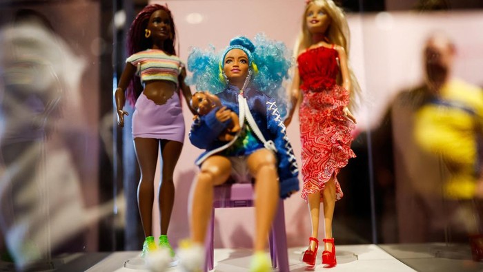 Barbie dolls are displayed as people walk behind in The Barbie Collector exhibition at The Wellington Museum, in Wellington, New Zealand July 29, 2023. REUTERS/Amanda Perobelli