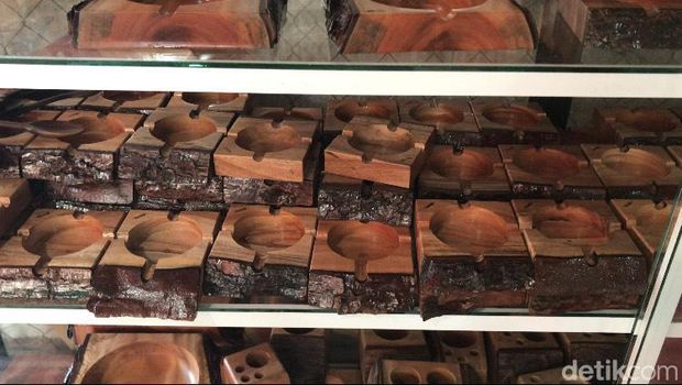 Asbak dari limbah kayu hasil produksi Komunitas BangKayu.