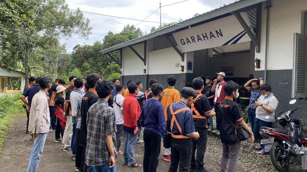 Komunitas Sahabat Kereta saat sosialisasi di pelintasan KA.