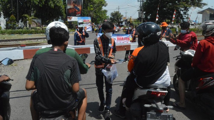 Komunitas Sahabat Kereta saat sosialisasi di pelintasan KA.