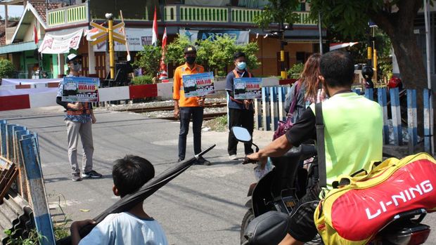Komunitas Sahabat Kereta saat sosialisasi di pelintasan KA.