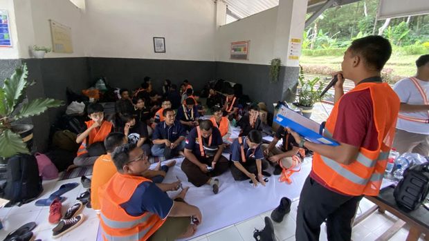 Komunitas Sahabat Kereta saat sosialisasi di pelintasan KA.