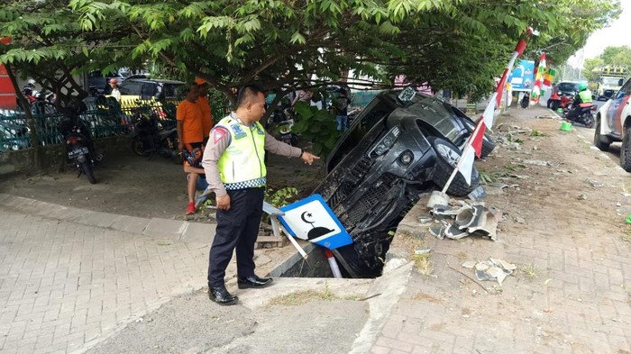 Kondisi Pajero yang terperosok di got depan GOR Wates, Kulon Progo, Rabu (2/8/2023).