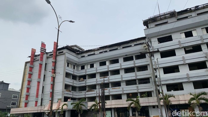 Kondisi terkni Hotel Garuda Plaza di Jalan SM Raja Medan. (Kartika Sari detikSumut)