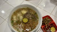 Semua kondimen tersebut berpadu dengan kuah kaldu yang gurih. Gurihnya berbeda, tidak terlalu asin karena memang restoran ini tidak menggunakan MSG. Foto: detikcom/Riska Fitria